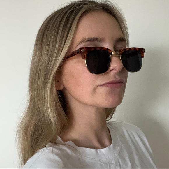 Vintage Tortoise Shell Sunglasses with Gold details - Picture 5 of 5